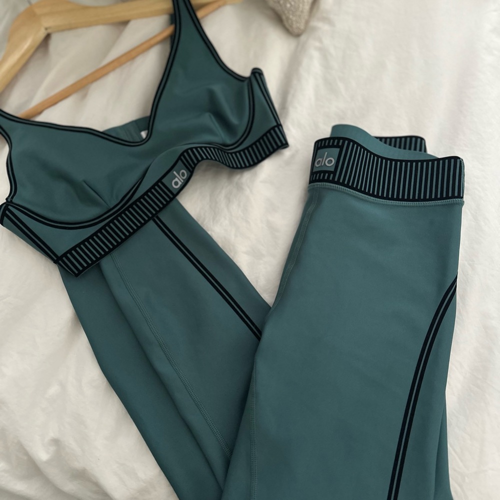 Alo l Ivy Leggings & Bra SET LIKE NEW - Picture 9 of 9
